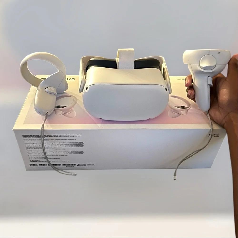 Oculus White Standalone VR Headset with Touch Controllers